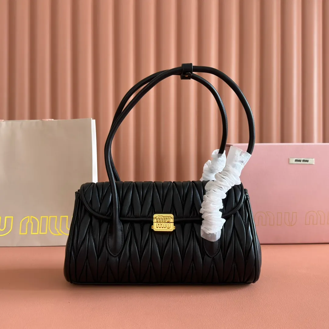 p1800💋💋💋【Original leather configuration counter packaging】MIU's new 24ss autumn and winter baguette bag. The baguette design style leads the new trend, full of "girly feelings" and revolves around the bookish style. The uninhibited and wine-loving lady style has a casual attitude towards life, showing the uniqueness of the exclusive miumiu girl. The one that is not too big or too small can be sweet, spicy or handsome. The capacity can also meet the daily needs of going out. It is beautiful and practical. It’s hard not to love it Model number: 5bd265 Size: Base length 28x base 11x height 15cm