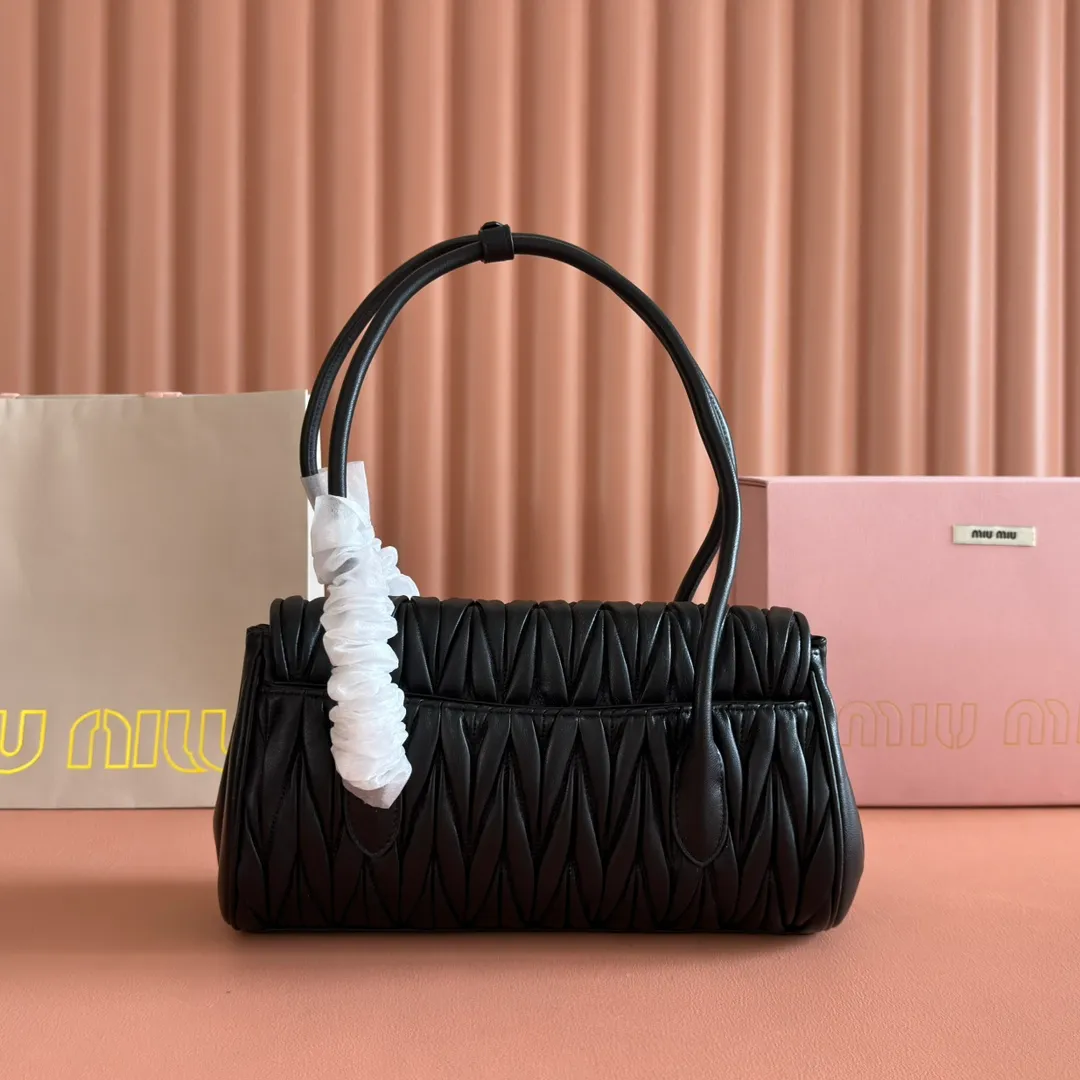 p1800💋💋💋【Original leather configuration counter packaging】MIU's new 24ss autumn and winter baguette bag. The baguette design style leads the new trend, full of "girly feelings" and revolves around the bookish style. The uninhibited and wine-loving lady style has a casual attitude towards life, showing the uniqueness of the exclusive miumiu girl. The one that is not too big or too small can be sweet, spicy or handsome. The capacity can also meet the daily needs of going out. It is beautiful and practical. It’s hard not to love it Model number: 5bd265 Size: Base length 28x base 11x height 15cm