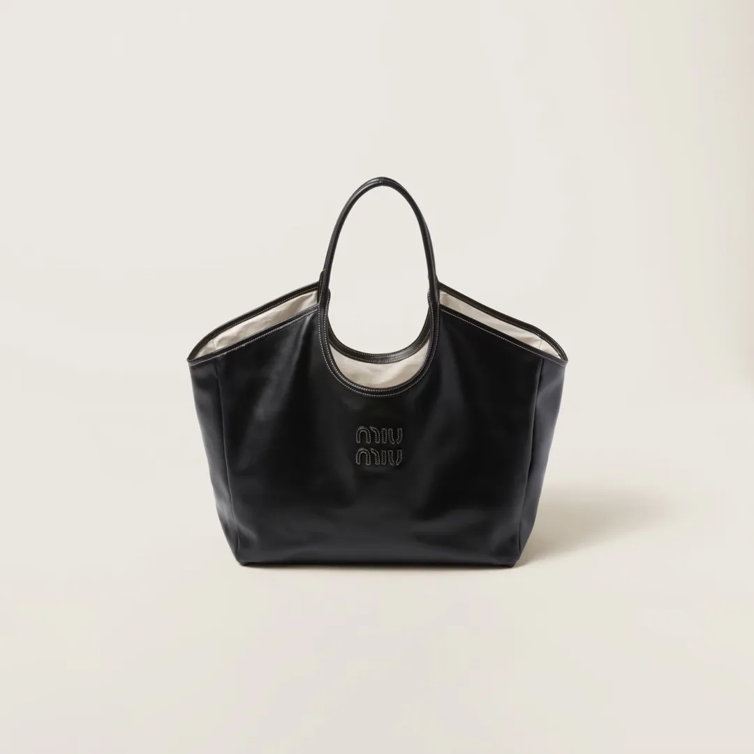 [Premium Hardware Original Leather] LVY Leather Tote Bag ~ Black The high-quality leather adds color and gives this tote bag a classic and timeless charm. Tonal leather lettering logo adds a distinctive, classic touch. ~Leather handle ~Golden hardware ~Leather letter logo on front ~Fabric lining with two zippered pockets Dimensions: W40×H39×D18cm No.: 5BG276_MM0_ 276