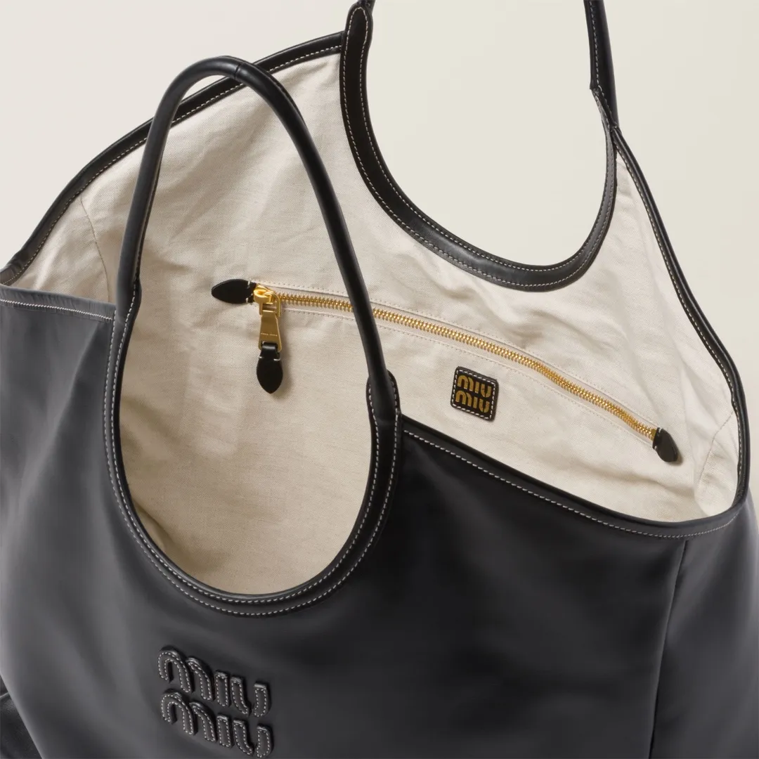 [Premium Hardware Original Leather] LVY Leather Tote Bag ~ Black The high-quality leather adds color and gives this tote bag a classic and timeless charm. Tonal leather lettering logo adds a distinctive, classic touch. ~Leather handle ~Golden hardware ~Leather letter logo on front ~Fabric lining with two zippered pockets Dimensions: W40×H39×D18cm No.: 5BG276_MM0_ 276