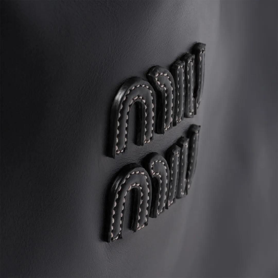 [Premium Hardware Original Leather] LVY Leather Tote Bag ~ Black The high-quality leather adds color and gives this tote bag a classic and timeless charm. Tonal leather lettering logo adds a distinctive, classic touch. ~Leather handle ~Golden hardware ~Leather letter logo on front ~Fabric lining with two zippered pockets Dimensions: W40×H39×D18cm No.: 5BG276_MM0_ 276
