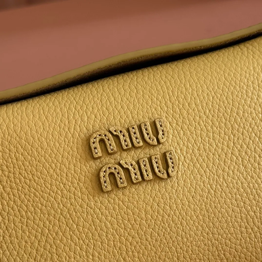 p1300💋💋💋[Original leather configuration counter complete package] 5BE097 Miu Japanese pop-up new crossbody bag, top imported cowhide, high-end leather texture, elegant and retro, soft but not collapsed, casual and lazy temperament, sweet and cool style, hand-sewn leather logo, details are online, suitable for commuting and shopping, practicality MAX, size: 18 X 10X 7cm