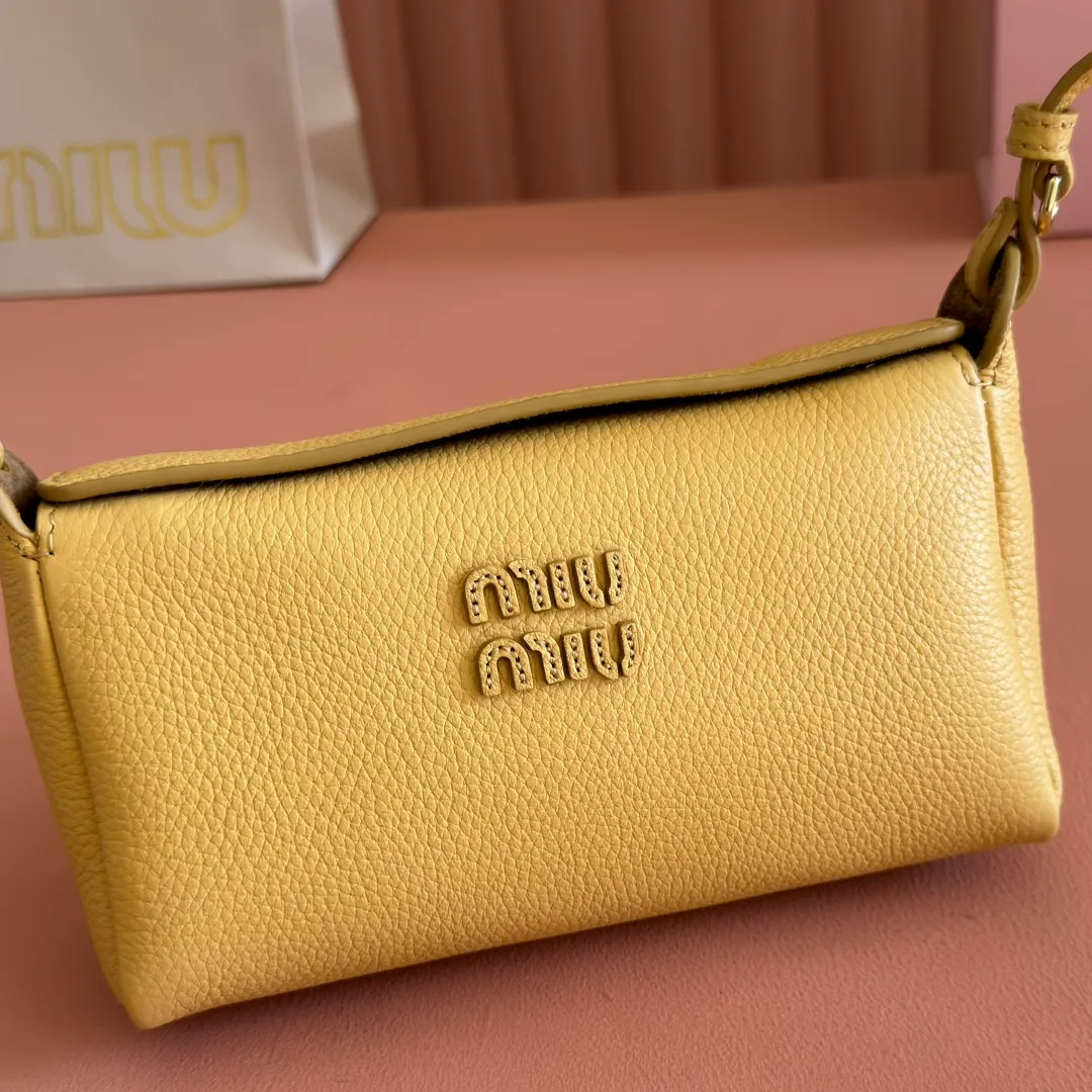 p1300💋💋💋[Original leather configuration counter complete package] 5BE097 Miu Japanese pop-up new crossbody bag, top imported cowhide, high-end leather texture, elegant and retro, soft but not collapsed, casual and lazy temperament, sweet and cool style, hand-sewn leather logo, details are online, suitable for commuting and shopping, practicality MAX, size: 18 X 10X 7cm
