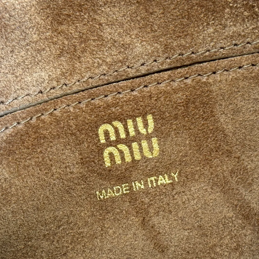 p1300💋💋💋[Original leather configuration counter complete package] 5BE097 Miu Japanese pop-up new crossbody bag, top imported cowhide, high-end leather texture, elegant and retro, soft but not collapsed, casual and lazy temperament, sweet and cool style, hand-sewn leather logo, details are online, suitable for commuting and shopping, practicality MAX, size: 18 X 10X 7cm