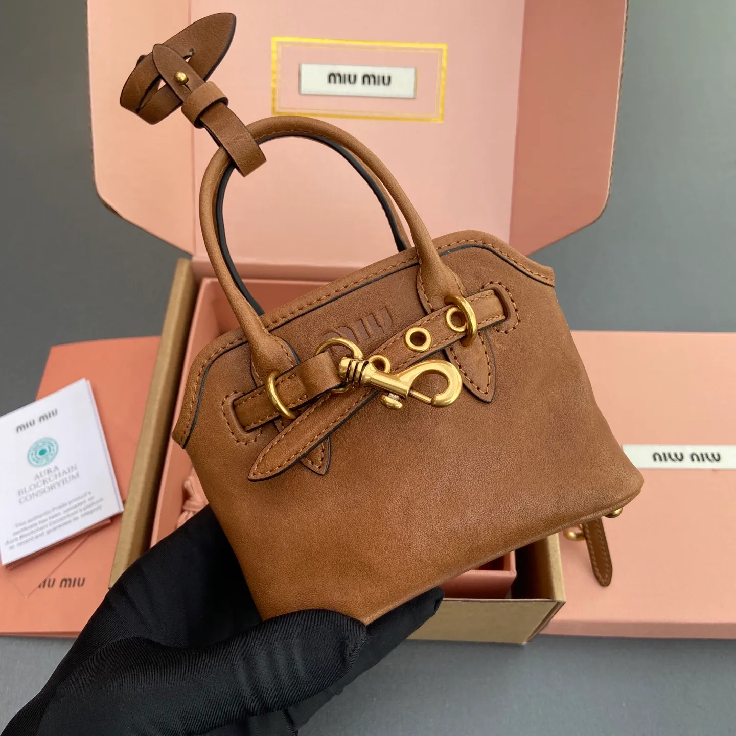 p920【Special grade hardware original leather】~Adventure Nappa sheepskin leather pendant/crossbody bag~Vegetable tanned leather brown This pendant can be decorated with other accessories and has a unique style. Can be worn cross-body. Decorated with an embossed logo for an added signature touch. - Lace-up closure - Embossed letter logo - Lined Dimensions: w12.5×h10×5cm Number: _5BG037