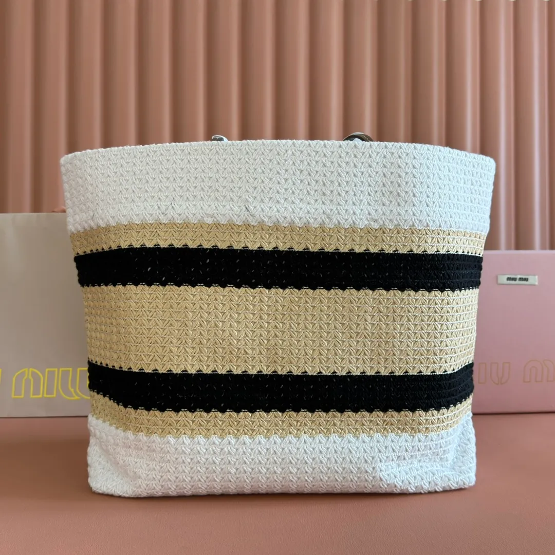 p1300💋💋💋【Full set of packaging at the counter】M Home 🍒5BG228, imported raffia straw spliced ​​cotton thread woven tote bag, the only version quality in the market, iconic Miu Miu embroidery on the front, cotton lining, ultra-light, large capacity, a must-have for travel, suitable for all seasons, super beautiful in kind, size: 40X34X16CM.