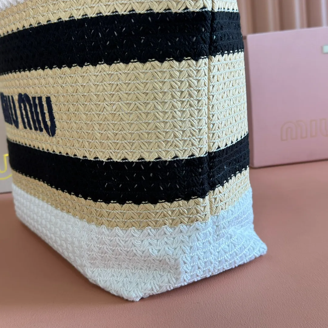 p1300💋💋💋【Full set of packaging at the counter】M Home 🍒5BG228, imported raffia straw spliced ​​cotton thread woven tote bag, the only version quality in the market, iconic Miu Miu embroidery on the front, cotton lining, ultra-light, large capacity, a must-have for travel, suitable for all seasons, super beautiful in kind, size: 40X34X16CM.