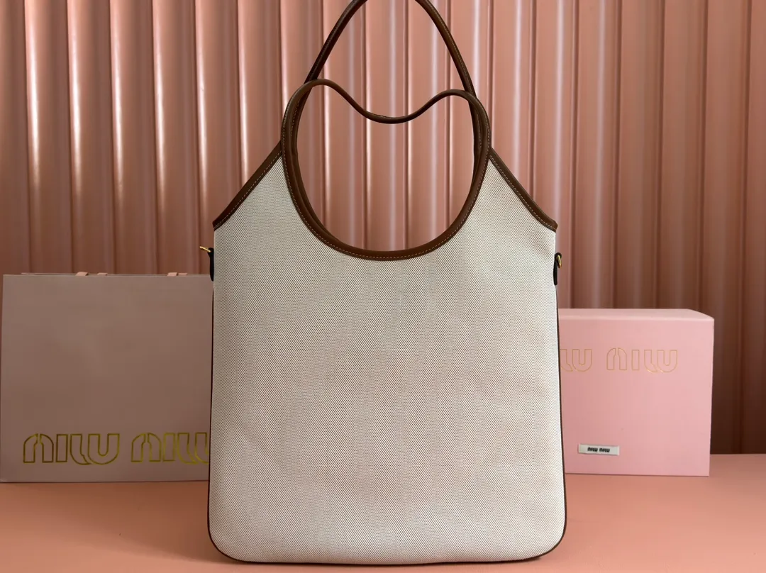 p1360💋💋💋【Configuring full counter package】Miu Women's IVY cowhide leather tote shoulder bag This classic tote bag is decorated with the Miu Miu letter logo, highlighting the classic style and being very recognizable. Simple underarm tote bag 🖤 The same color leather letter logo adds a unique and classic style! Gold hardware, leather lettering logo on front! Lined with zip pocket accents! Size: 35x40cm Style number: 5bg231