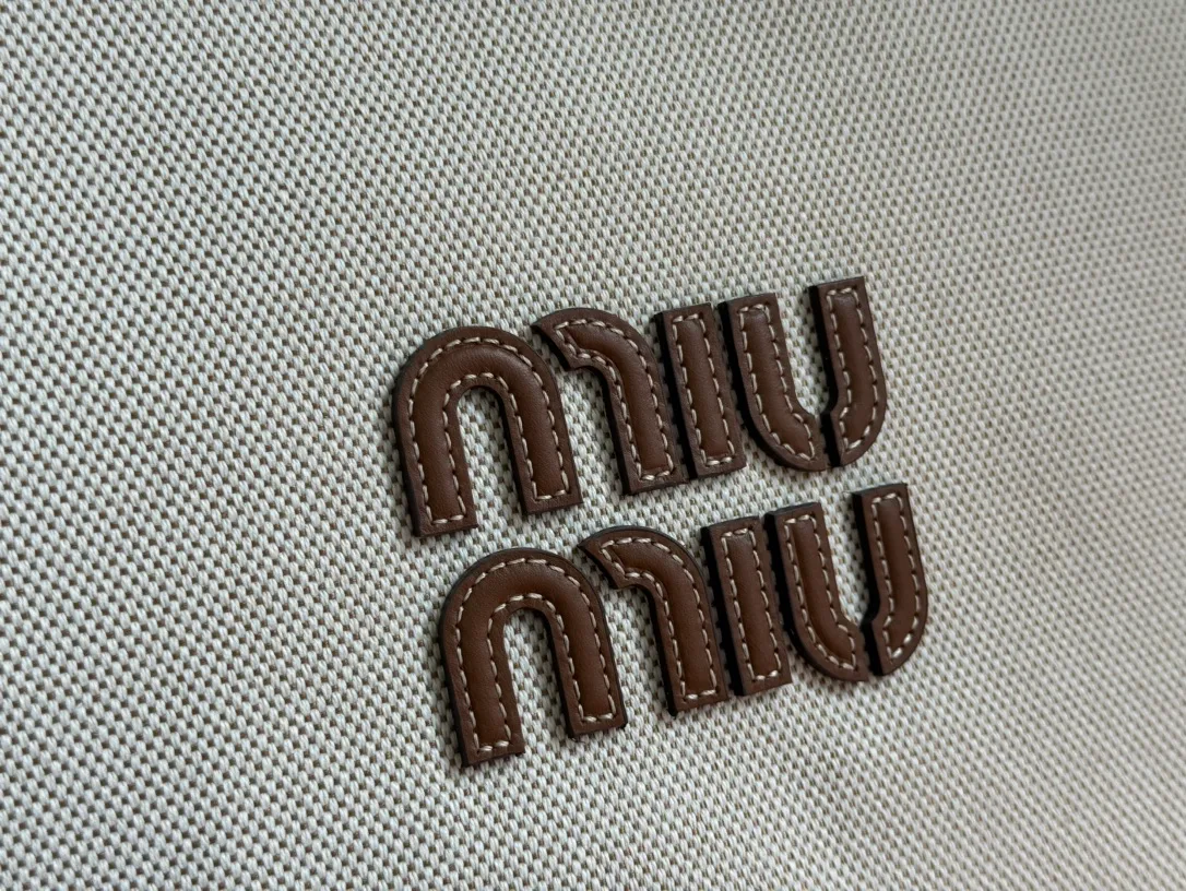 p1360💋💋💋【Configuring full counter package】Miu Women's IVY cowhide leather tote shoulder bag This classic tote bag is decorated with the Miu Miu letter logo, highlighting the classic style and being very recognizable. Simple underarm tote bag 🖤 The same color leather letter logo adds a unique and classic style! Gold hardware, leather lettering logo on front! Lined with zip pocket accents! Size: 35x40cm Style number: 5bg231