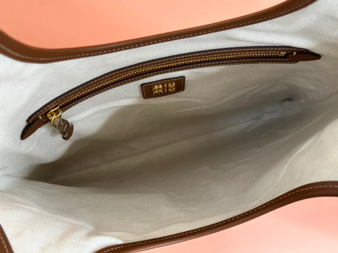 p1360💋💋💋【Configuring full counter package】Miu Women's IVY cowhide leather tote shoulder bag This classic tote bag is decorated with the Miu Miu letter logo, highlighting the classic style and being very recognizable. Simple underarm tote bag 🖤 The same color leather letter logo adds a unique and classic style! Gold hardware, leather lettering logo on front! Lined with zip pocket accents! Size: 35x40cm Style number: 5bg231