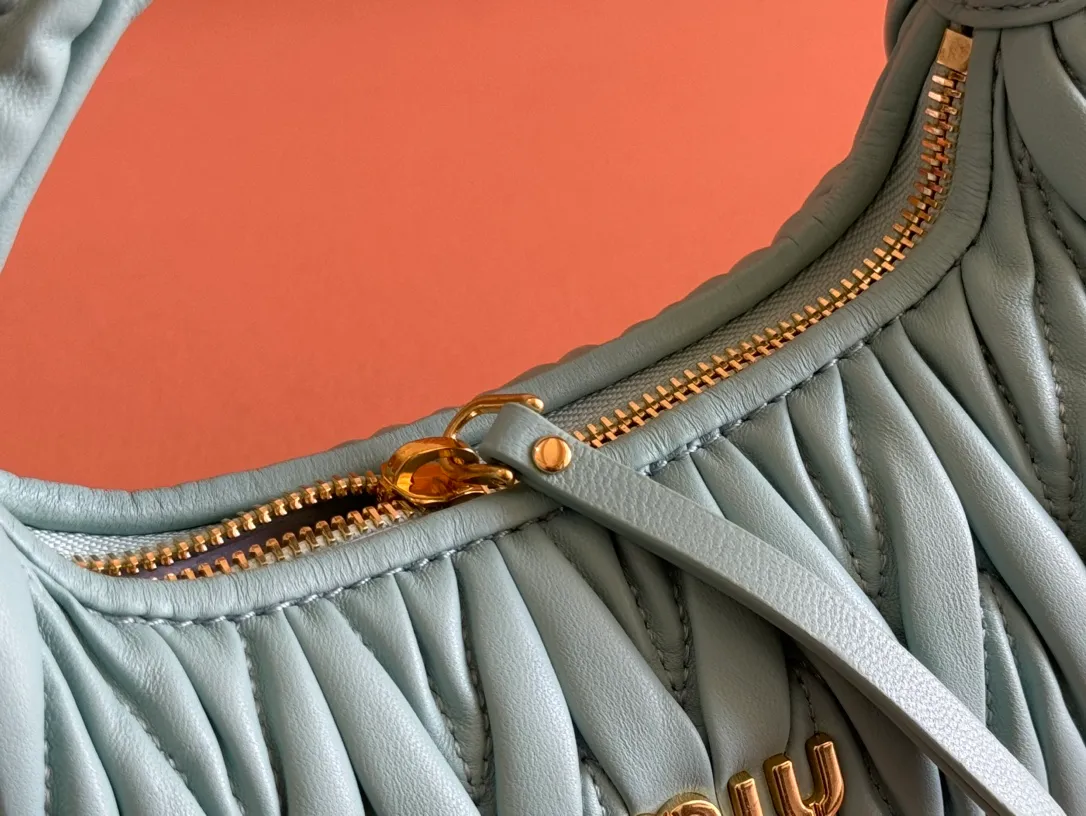 p1560💋💋💋【Premium hardware original leather】Wander Matelasse sheep leather Hobo handbag/crossbody bag ~ Wander handbag has become one of the classic accessories. This mini handbag is made of Matalasse sheep leather, using exquisite craftsmanship to create a three-dimensional effect, showing exquisite elegance. Presenting the Hobo bag style, blending retro style and modern elegance, it has become a new synonym for modern femininity. ～Golden hardware ～Zipper closure ～Metal lettering logo on the front ～Cotton satin lining Size: W20×H17×D6cm Number: _5BC125