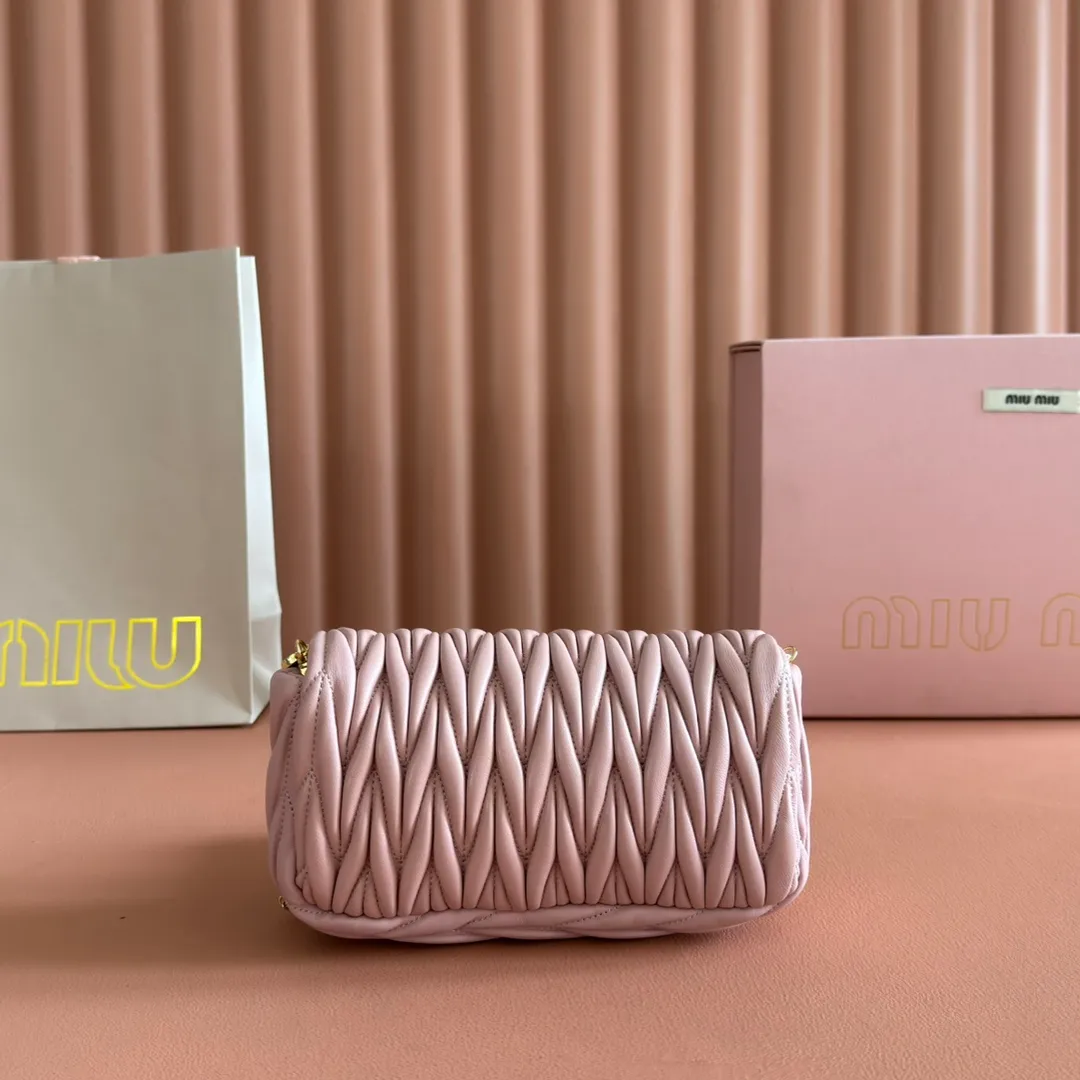 p1400💋💋💋【Equipped with full package of original leather at the counter】Miaojia 5bp172 MIU MI new chain bag, top imported lambskin, brand classic iconic Matelasse texture embroidery, new design detachable long metal chain shoulder strap, flip-top suction buckle closure, a card slot compartment inside, satin lining, can be held in hand or crossbody, size 18 X9.5 X 4 c