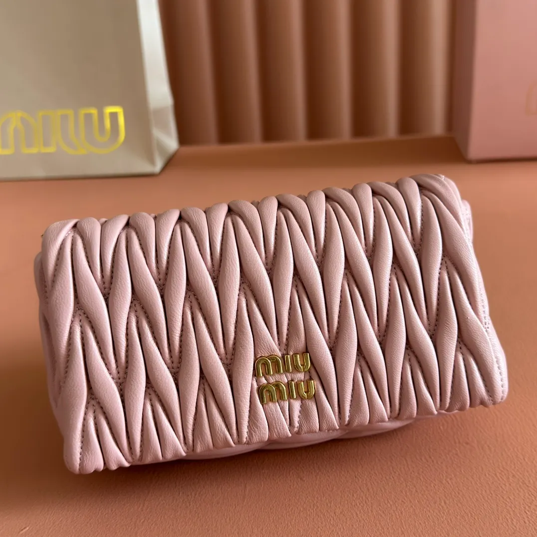 p1400💋💋💋【Equipped with full package of original leather at the counter】Miaojia 5bp172 MIU MI new chain bag, top imported lambskin, brand classic iconic Matelasse texture embroidery, new design detachable long metal chain shoulder strap, flip-top suction buckle closure, a card slot compartment inside, satin lining, can be held in hand or crossbody, size 18 X9.5 X 4 c