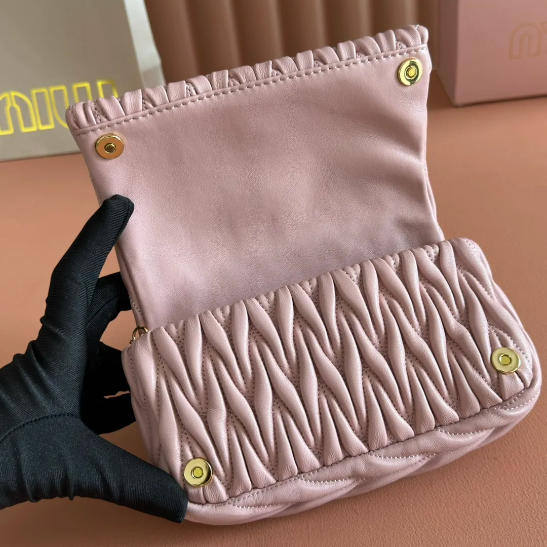p1400💋💋💋【Equipped with full package of original leather at the counter】Miaojia 5bp172 MIU MI new chain bag, top imported lambskin, brand classic iconic Matelasse texture embroidery, new design detachable long metal chain shoulder strap, flip-top suction buckle closure, a card slot compartment inside, satin lining, can be held in hand or crossbody, size 18 X9.5 X 4 c
