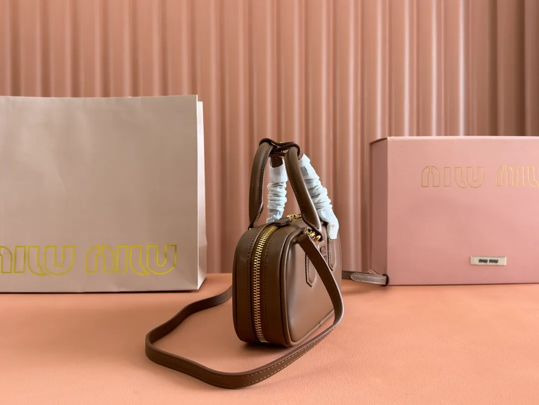 p1440💋💋💋【Equipment with counter full set of packaging, premium hardware and original leather】Arcadie cow leather mini (19cm) bowling handbag/crossbody bag ~ This Arcadic handbag demonstrates the unique concept that fashion is a tool that reflects reality and translates it into material form. The letter logo that complements the finish of the metal hardware accessories is exquisitely crafted and demonstrates a highly recognizable classic style. Dynamic and elegant lines with adjustable and detachable shoulder straps present a practical and versatile design with modern charm. ～Detachable and adjustable shoulder strap ～Zipper closure ～Painted metal letter logo on front ～Lined patch pocket Size: W19×H10×D5cm Number: _5BP176