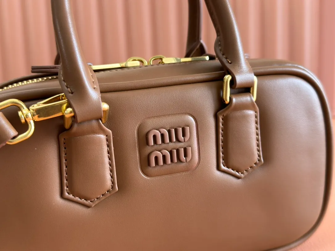 p1440💋💋💋【Equipment with counter full set of packaging, premium hardware and original leather】Arcadie cow leather mini (19cm) bowling handbag/crossbody bag ~ This Arcadic handbag demonstrates the unique concept that fashion is a tool that reflects reality and translates it into material form. The letter logo that complements the finish of the metal hardware accessories is exquisitely crafted and demonstrates a highly recognizable classic style. Dynamic and elegant lines with adjustable and detachable shoulder straps present a practical and versatile design with modern charm. ～Detachable and adjustable shoulder strap ～Zipper closure ～Painted metal letter logo on front ～Lined patch pocket Size: W19×H10×D5cm Number: _5BP176