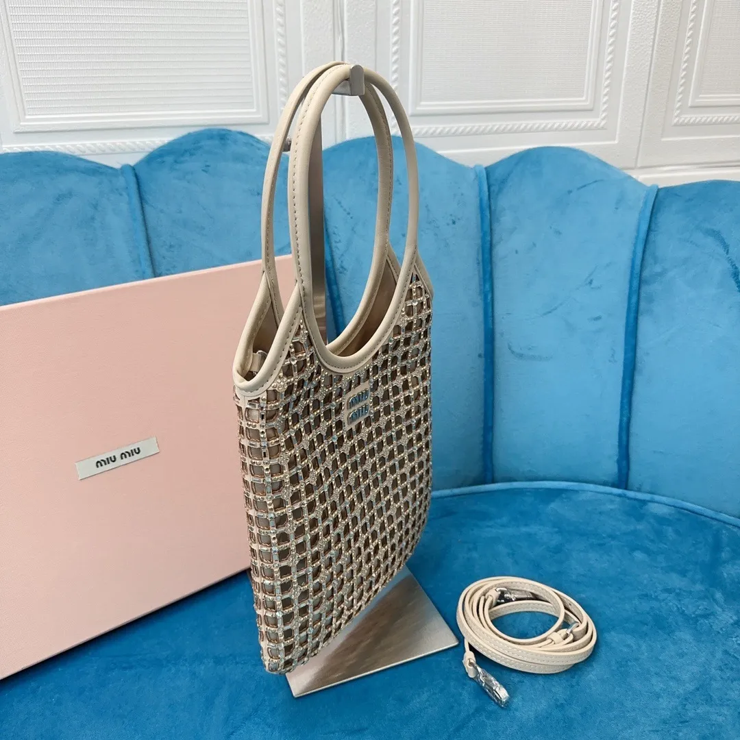 p1460💋💋💋【Full set of packaging at the counter】🍒M Home🍒 5BA281, miu's new diamond bag, this handbag is covered with a geometric pattern composed of artificial crystals, with exquisite details. The classic letter logo adds unique style and recognition. It is equipped with a detachable and adjustable leather long shoulder strap for better practicality. Steel hardware, satin lining, with patch pocket, size: 20 cm X 24 cm,