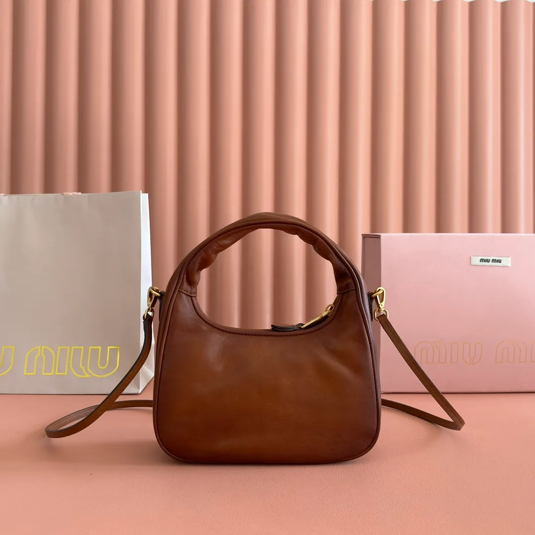 p1400. 💋💋💋"With full set of original counter packaging"💋💋💋MiuMi's new MiuWander handbag has a new bold design, using top-grade imported rubbed aged calfskin, retro frosted hardware, and the use of round curves to retain the sense of playfulness it deserves, expressing sporty elegance and contemporary versatile temperament. The overall shape of the bag is stiff and stylish, full of personality, it can be sweet or salty, and its capacity can be light. Model: 5BC125. Size: 20X13X7cm Color: vintage brown.