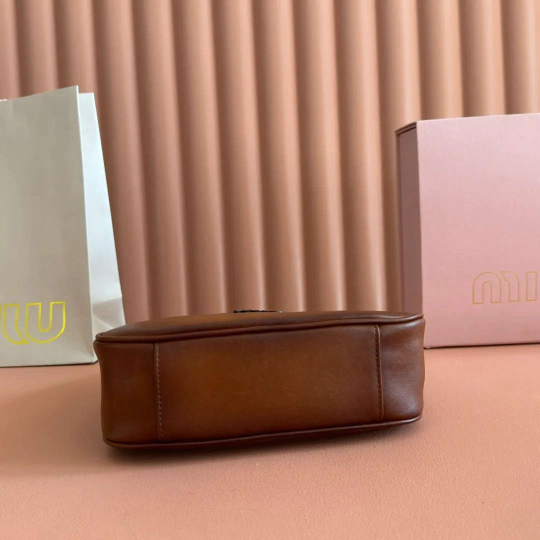 p1400. 💋💋💋"With full set of original counter packaging"💋💋💋MiuMi's new MiuWander handbag has a new bold design, using top-grade imported rubbed aged calfskin, retro frosted hardware, and the use of round curves to retain the sense of playfulness it deserves, expressing sporty elegance and contemporary versatile temperament. The overall shape of the bag is stiff and stylish, full of personality, it can be sweet or salty, and its capacity can be light. Model: 5BC125. Size: 20X13X7cm Color: vintage brown.