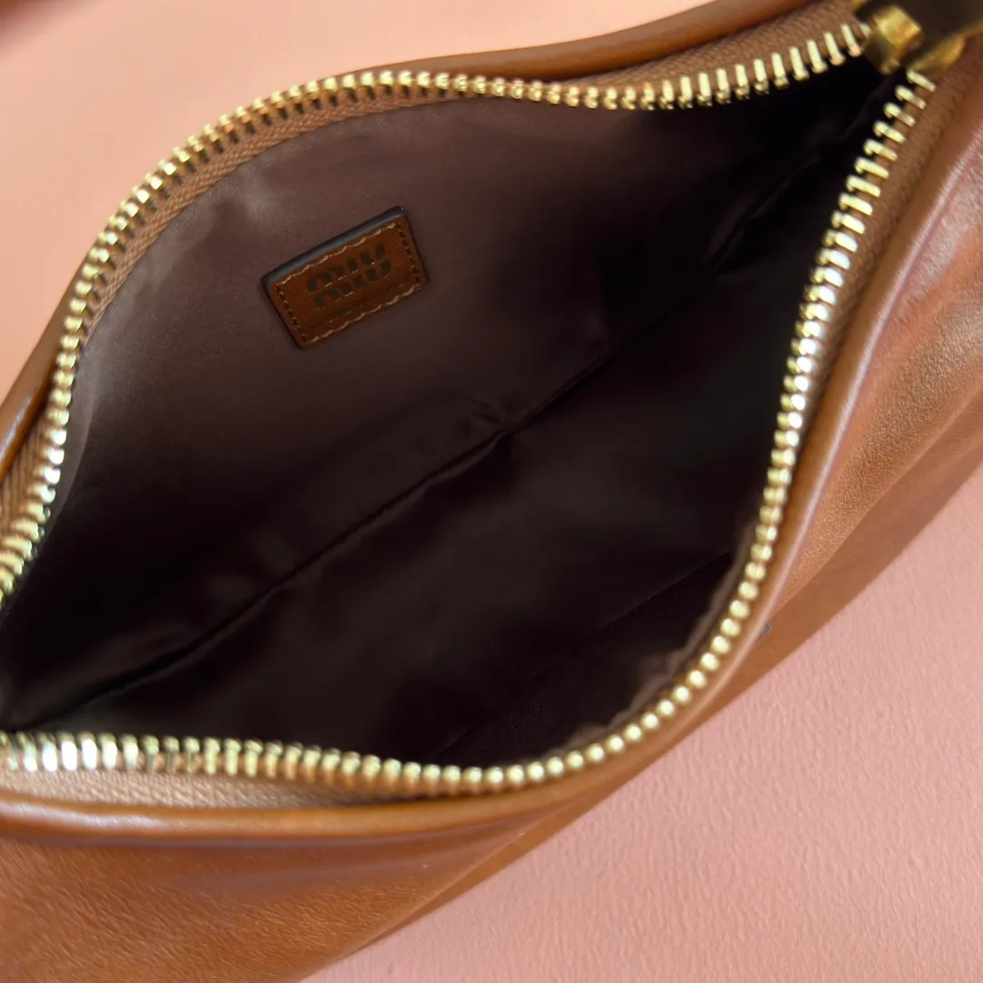 p1400. 💋💋💋"With full set of original counter packaging"💋💋💋MiuMi's new MiuWander handbag has a new bold design, using top-grade imported rubbed aged calfskin, retro frosted hardware, and the use of round curves to retain the sense of playfulness it deserves, expressing sporty elegance and contemporary versatile temperament. The overall shape of the bag is stiff and stylish, full of personality, it can be sweet or salty, and its capacity can be light. Model: 5BC125. Size: 20X13X7cm Color: vintage brown.