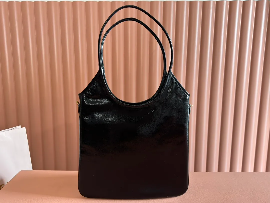 p1560💋💋💋【Configuring full counter package】Miu Women's IVY Cowhide Tote Shoulder Bag This classic tote bag is decorated with the Miu Miu letter logo, which highlights the classic style and is very recognizable. Simple underarm tote bag 🖤 The same color leather letter logo adds a unique and classic style! Gold hardware, leather lettering logo on front! Lined with zip pocket accents! Size: 35x40cm Style number: 5bg231