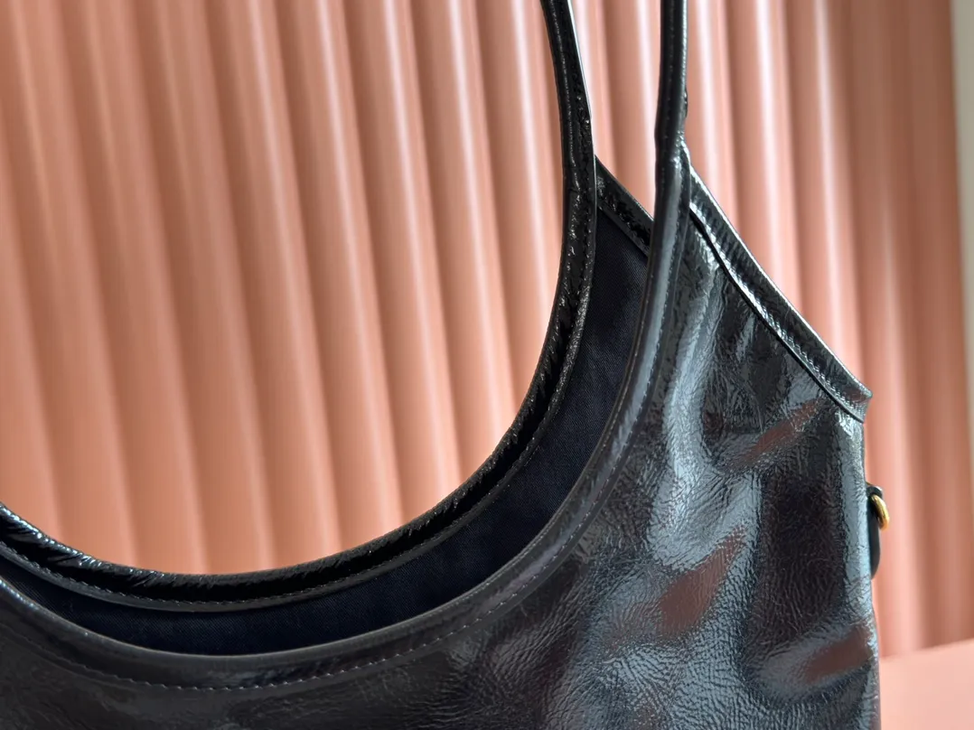 p1560💋💋💋【Configuring full counter package】Miu Women's IVY Cowhide Tote Shoulder Bag This classic tote bag is decorated with the Miu Miu letter logo, which highlights the classic style and is very recognizable. Simple underarm tote bag 🖤 The same color leather letter logo adds a unique and classic style! Gold hardware, leather lettering logo on front! Lined with zip pocket accents! Size: 35x40cm Style number: 5bg231