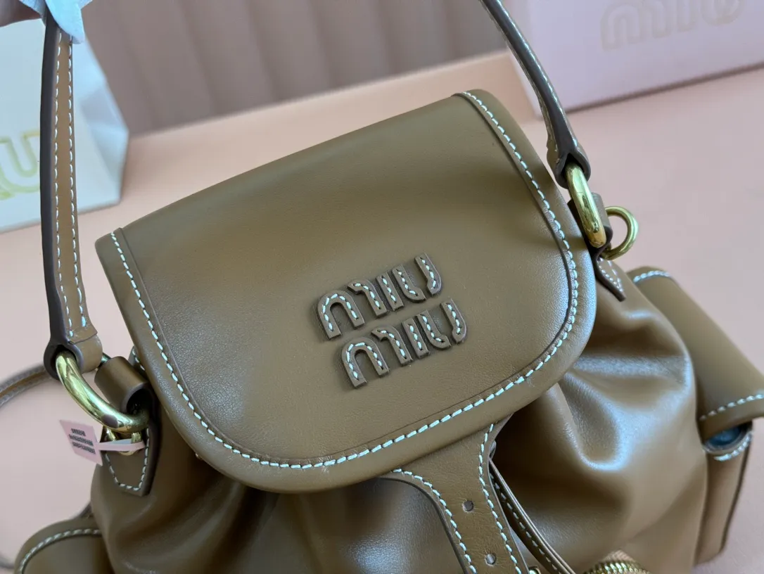 p2000. 💋💋💋【Configured with full package at counter】MIU Home new product college style backpack, the perfect combination of canvas and imported calfskin, thick wear-resistant linen blend lining, adopts a casual design style, fashionable, simple and advanced, combined with exquisite handcrafts, adds multiple pocket storage, shoulder straps and hand bags can be freely converted, greatly It improves the practicality. It is simply a tool for hanging. It can be worn with jeans, shirts or various casual sportswear. It is a very good item to wear, especially the capacity is large enough and it is light and easy to use. I sincerely recommend it. Model: 5bz043, size 22X18X11.5cm