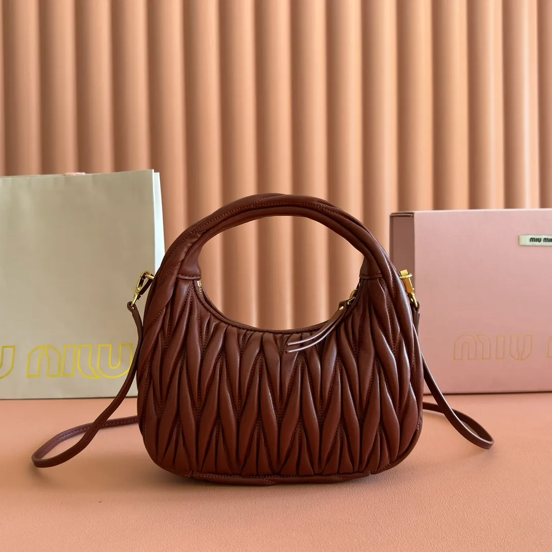 p1560💋💋💋【Premium hardware original leather】Wander Matelasse sheep leather Hobo handbag/crossbody bag ~ Wander handbag has become one of the classic accessories. This mini handbag is made of Matalasse sheep leather, using exquisite craftsmanship to create a three-dimensional effect, showing exquisite elegance. Presenting the Hobo bag style, blending retro style and modern elegance, it has become a new synonym for modern femininity. ～Golden hardware ～Zipper closure ～Metal lettering logo on the front ～Cotton satin lining Size: W20×H17×D6cm Number: _5BC125