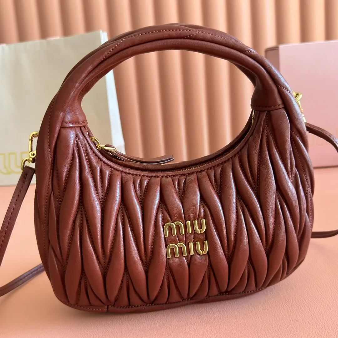 p1560💋💋💋【Premium hardware original leather】Wander Matelasse sheep leather Hobo handbag/crossbody bag ~ Wander handbag has become one of the classic accessories. This mini handbag is made of Matalasse sheep leather, using exquisite craftsmanship to create a three-dimensional effect, showing exquisite elegance. Presenting the Hobo bag style, blending retro style and modern elegance, it has become a new synonym for modern femininity. ～Golden hardware ～Zipper closure ～Metal lettering logo on the front ～Cotton satin lining Size: W20×H17×D6cm Number: _5BC125