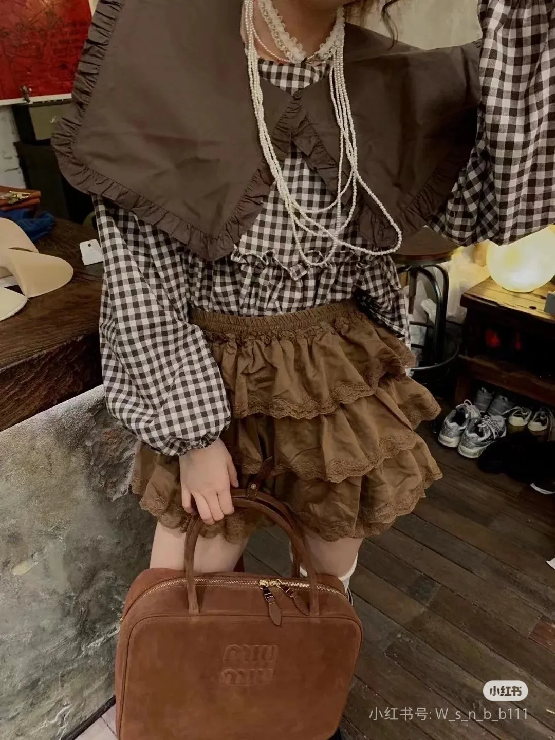 p1700. MIU's new product [original leather with counter packaging] Beau frosted leather handbag/shoulder bag ~ cocoa brown frosted [new version briefcase] 5bb117 This Beau handbag is made of soft and smooth cow leather, with exquisite details such as gold-plated hardware and accessories, and the embossed letter logo highlights the classic style. Size:W34×H23×D10cm