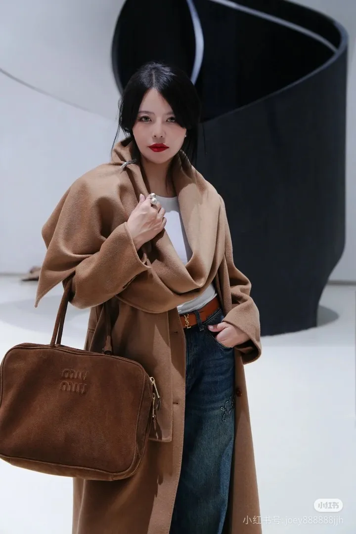 p1700. MIU's new product [original leather with counter packaging] Beau frosted leather handbag/shoulder bag ~ cocoa brown frosted [new version briefcase] 5bb117 This Beau handbag is made of soft and smooth cow leather, with exquisite details such as gold-plated hardware and accessories, and the embossed letter logo highlights the classic style. Size:W34×H23×D10cm