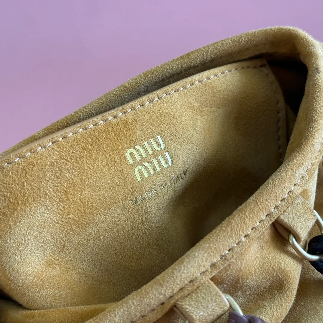 p1640💋💋💋【Full set of packaging at the counter, premium hardware and original leather】Suede sheepskin tassel handbag ~ miu design is interpreted from the perspective of lifestyle, presenting creative items, soft suede leather, enriching unique and accessories combinations through pendants, creating exclusive summer style in minutes. Super Q miu can always come up with new tricks, very porridge! The bag's vintage inspiration is enhanced by soft suede leather, enriched with unique accessories and embellishments via tassels and front loops. Size: W24×H37cm No.: 5BA295Miu 25ss limited show suede pendant bag