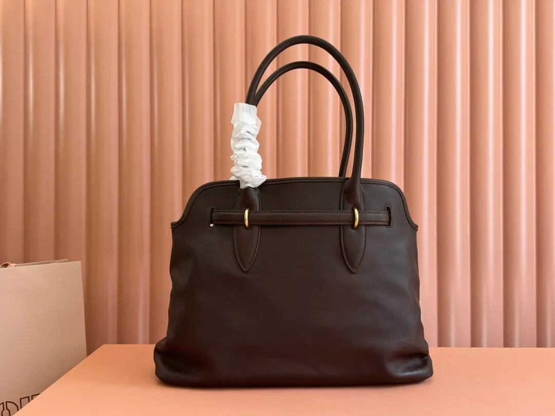 p2300💋💋💋Original leather Miu women's Nappa sheepskin handbag, inspired by the archive design, the structure has been adjusted to become lighter and rejuvenate with a new personality, creating a classic item with timeless charm. Decorated with an embossed monogram logo for an added signature touch 👝 Comes with handles for use as a tote or shoulder bag! Removable charm, antiqued gold-tone hardware, embossed lettering logo on front, lined interior, zip pocket and patch pocket! Size: 31✖️40✖️13cm Style number: 5BG291