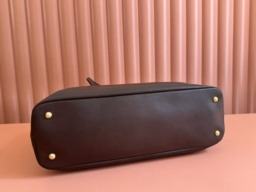 p2300💋💋💋Original leather Miu women's Nappa sheepskin handbag, inspired by the archive design, the structure has been adjusted to become lighter and rejuvenate with a new personality, creating a classic item with timeless charm. Decorated with an embossed monogram logo for an added signature touch 👝 Comes with handles for use as a tote or shoulder bag! Removable charm, antiqued gold-tone hardware, embossed lettering logo on front, lined interior, zip pocket and patch pocket! Size: 31✖️40✖️13cm Style number: 5BG291