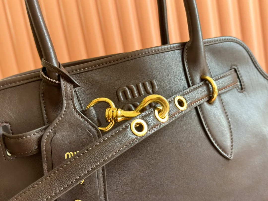 p2300💋💋💋Original leather Miu women's Nappa sheepskin handbag, inspired by the archive design, the structure has been adjusted to become lighter and rejuvenate with a new personality, creating a classic item with timeless charm. Decorated with an embossed monogram logo for an added signature touch 👝 Comes with handles for use as a tote or shoulder bag! Removable charm, antiqued gold-tone hardware, embossed lettering logo on front, lined interior, zip pocket and patch pocket! Size: 31✖️40✖️13cm Style number: 5BG291