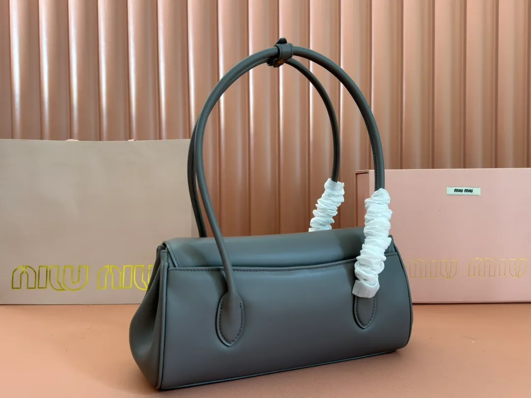 p1800💋💋💋【Original leather configuration counter packaging】MIU's new 24ss autumn and winter baguette bag. The baguette design style leads the new trend, full of "girly feelings" and revolves around the bookish style. The uninhibited and wine-loving lady style has a casual attitude towards life, showing the uniqueness of the exclusive miumiu girl. The one that is not too big or too small can be sweet, spicy or handsome. The capacity can also meet the daily needs of going out. It is beautiful and practical. It’s hard not to love it Model number: 5bd265 Size: Base length 28x base 11x height 15cm