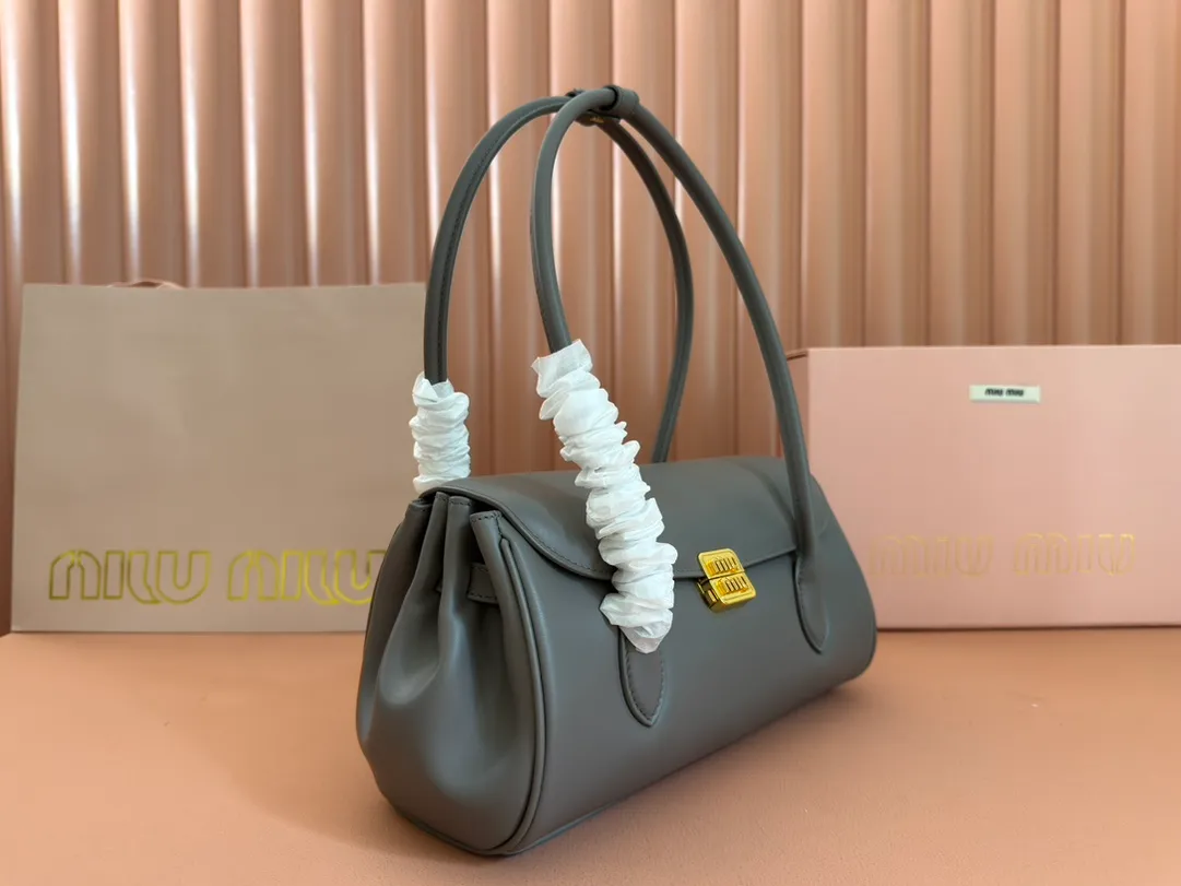 p1800💋💋💋【Original leather configuration counter packaging】MIU's new 24ss autumn and winter baguette bag. The baguette design style leads the new trend, full of "girly feelings" and revolves around the bookish style. The uninhibited and wine-loving lady style has a casual attitude towards life, showing the uniqueness of the exclusive miumiu girl. The one that is not too big or too small can be sweet, spicy or handsome. The capacity can also meet the daily needs of going out. It is beautiful and practical. It’s hard not to love it Model number: 5bd265 Size: Base length 28x base 11x height 15cm