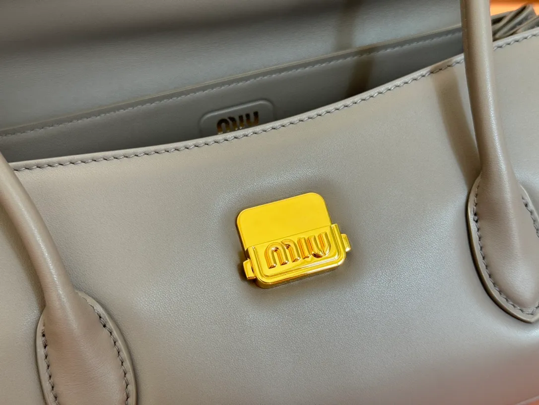 p1800💋💋💋【Original leather configuration counter packaging】MIU's new 24ss autumn and winter baguette bag. The baguette design style leads the new trend, full of "girly feelings" and revolves around the bookish style. The uninhibited and wine-loving lady style has a casual attitude towards life, showing the uniqueness of the exclusive miumiu girl. The one that is not too big or too small can be sweet, spicy or handsome. The capacity can also meet the daily needs of going out. It is beautiful and practical. It’s hard not to love it Model number: 5bd265 Size: Base length 28x base 11x height 15cm