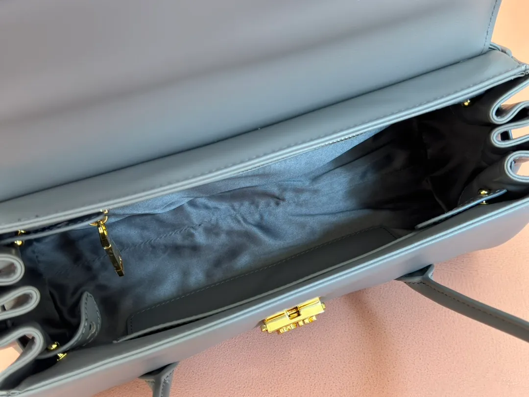 p1800💋💋💋【Original leather configuration counter packaging】MIU's new 24ss autumn and winter baguette bag. The baguette design style leads the new trend, full of "girly feelings" and revolves around the bookish style. The uninhibited and wine-loving lady style has a casual attitude towards life, showing the uniqueness of the exclusive miumiu girl. The one that is not too big or too small can be sweet, spicy or handsome. The capacity can also meet the daily needs of going out. It is beautiful and practical. It’s hard not to love it Model number: 5bd265 Size: Base length 28x base 11x height 15cm