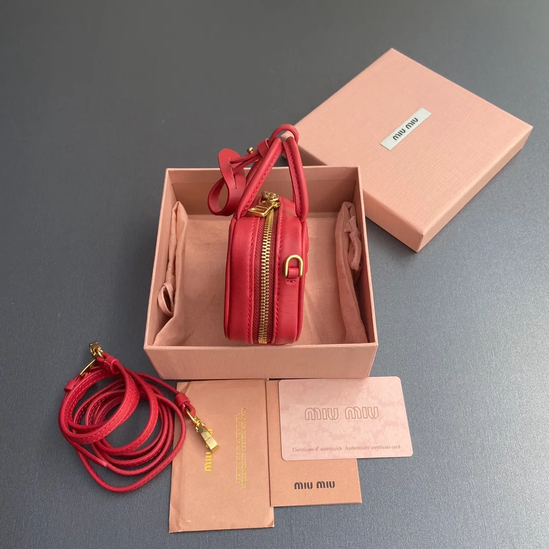 [Special grade hardware original leather] ¥800 ~Red imported cow leather pendant. This pendant can be decorated with other accessories and has a unique style. Decorated with an embossed logo for an added signature touch. - Lace-up closure - Zipper closure - Embossed letter logo - Lined Dimensions: w11×h7×d4cm No.: 5NR036_020_MM030