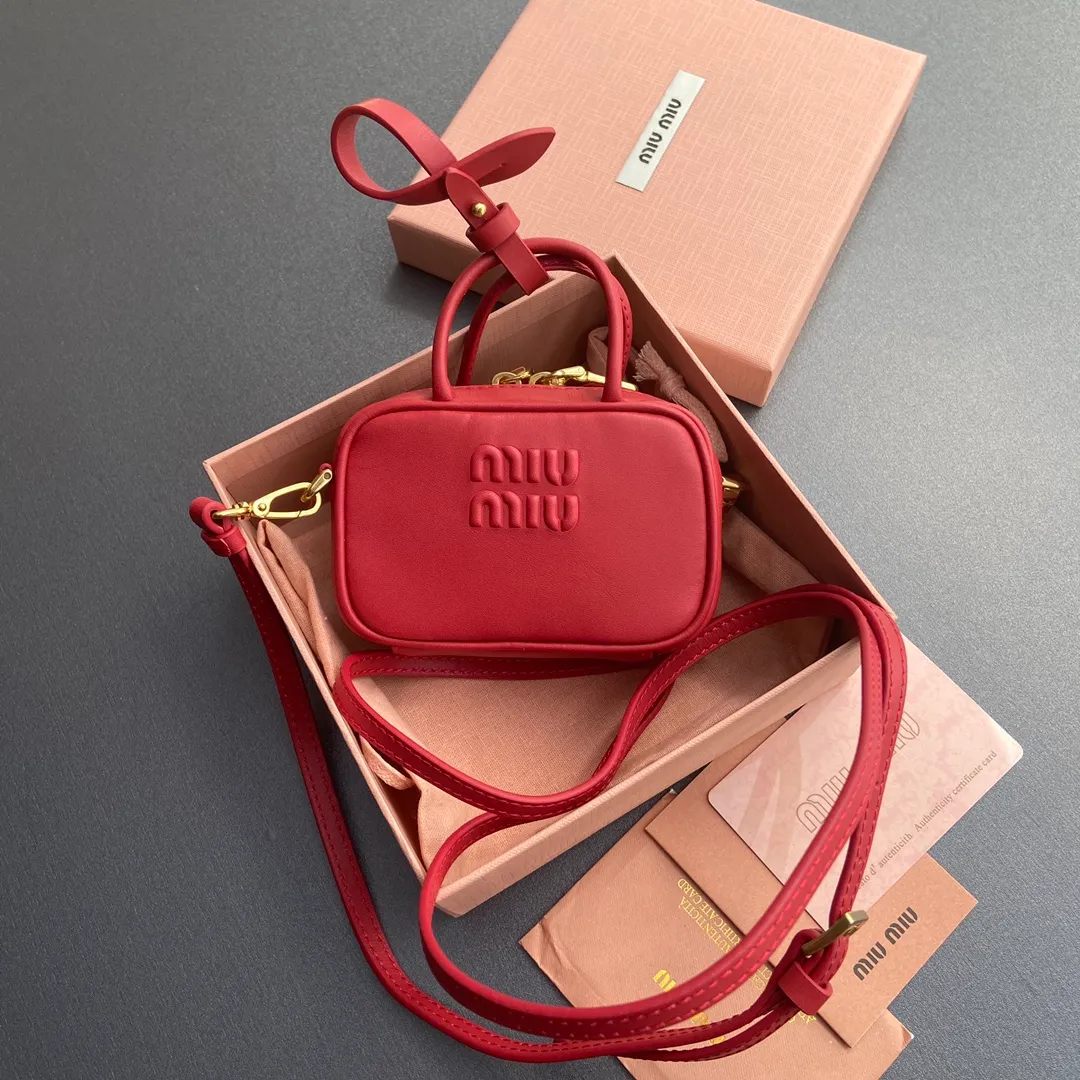 [Special grade hardware original leather] ¥800 ~Red imported cow leather pendant. This pendant can be decorated with other accessories and has a unique style. Decorated with an embossed logo for an added signature touch. - Lace-up closure - Zipper closure - Embossed letter logo - Lined Dimensions: w11×h7×d4cm No.: 5NR036_020_MM030