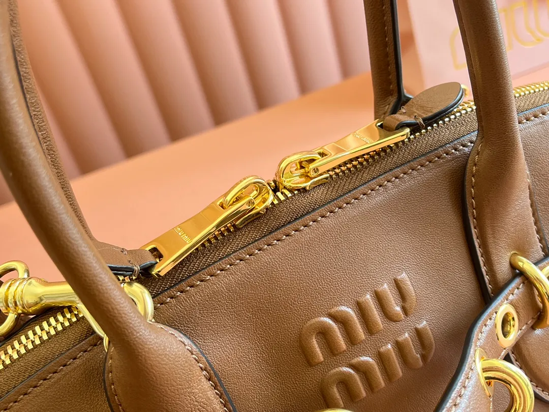 p2080💋💋💋【Original leather configuration counter packaging】Miu's new popular bowling bag, made of top-grade retro vegetable soft sheepskin, retro frosted old metal accessories, this Aventure Nappa leather handbag is inspired by A Miu collection item, its structure has been adjusted to become lighter and rejuvenate with a new personality, creating a classic bag with timeless charm. The multi-element design gives this handbag a unique beauty and classic atmosphere. It has a detachable and adjustable leather shoulder strap. The canvas lining is equipped with zipper pockets and patch pockets. Dimensions: 33 X16.5 X 10 cm. Model 5bb168