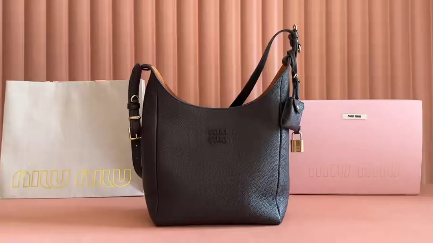 p1700💋💋💋【Special grade hardware original leather configuration counter full set packaging】25ss autumn and winter Isetan limited series Hobo's Isetan limited series, which is still indispensable in autumn and winter, has occupied a place in the fashion circle! The new Hobo bag has a unique design. The leather is soft and the grain is more wear-resistant and durable. The slender bag body increases the storage capacity. The adjustable shoulder strap supports one-shoulder cross-body wear. You can adjust it at will without worrying about height and weight. The bag is also equipped with a card holder padlock to increase the overall fashion sense. The multi-layer suction buckle design inside is strong and safe, suitable for commuting and travel✈️ Size: W23×H32×D12cm No.: 5BB098