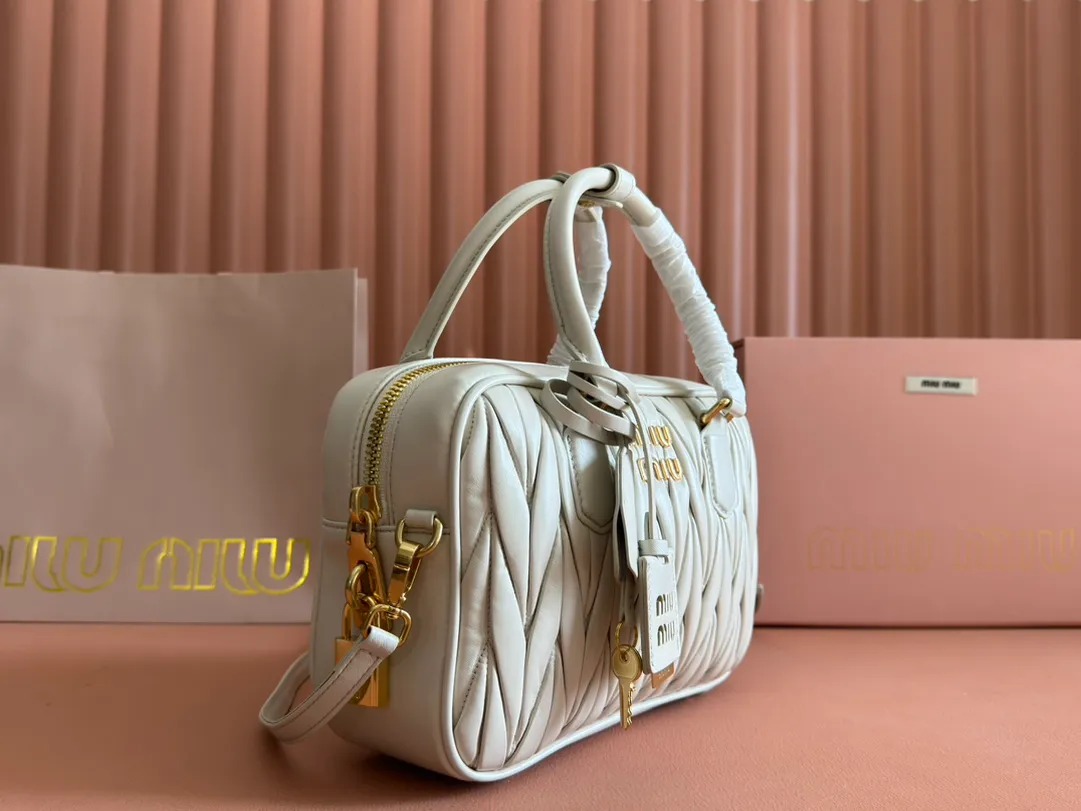 p1900💋💋💋 [Equipped with full set of packaging at the counter, premium hardware original leather] Arcadie Matelasse sheepskin medium bowling handbag/crossbody bag ~ white sheepskin This handbag uses Matelasse technology, and the three-dimensional texture and exquisite texture bring a new interpretation to the classic silhouette. The front letter logo cleverly echoes the metal hardware, and the exquisite workmanship is outstanding, highlighting a highly recognizable classic style. Dynamic and elegant lines with adjustable and detachable shoulder straps present a practical and versatile design with modern charm. ～Detachable and adjustable shoulder strap ～Zipper closure ～Lined with 2 patch pockets ～With foot studs Size: W24×H17×D7.5cm No.: 5BB124