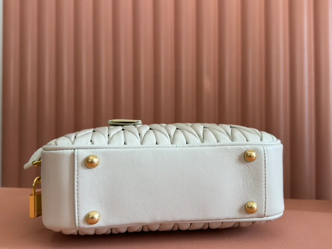 p1900💋💋💋 [Equipped with full set of packaging at the counter, premium hardware original leather] Arcadie Matelasse sheepskin medium bowling handbag/crossbody bag ~ white sheepskin This handbag uses Matelasse technology, and the three-dimensional texture and exquisite texture bring a new interpretation to the classic silhouette. The front letter logo cleverly echoes the metal hardware, and the exquisite workmanship is outstanding, highlighting a highly recognizable classic style. Dynamic and elegant lines with adjustable and detachable shoulder straps present a practical and versatile design with modern charm. ～Detachable and adjustable shoulder strap ～Zipper closure ～Lined with 2 patch pockets ～With foot studs Size: W24×H17×D7.5cm No.: 5BB124