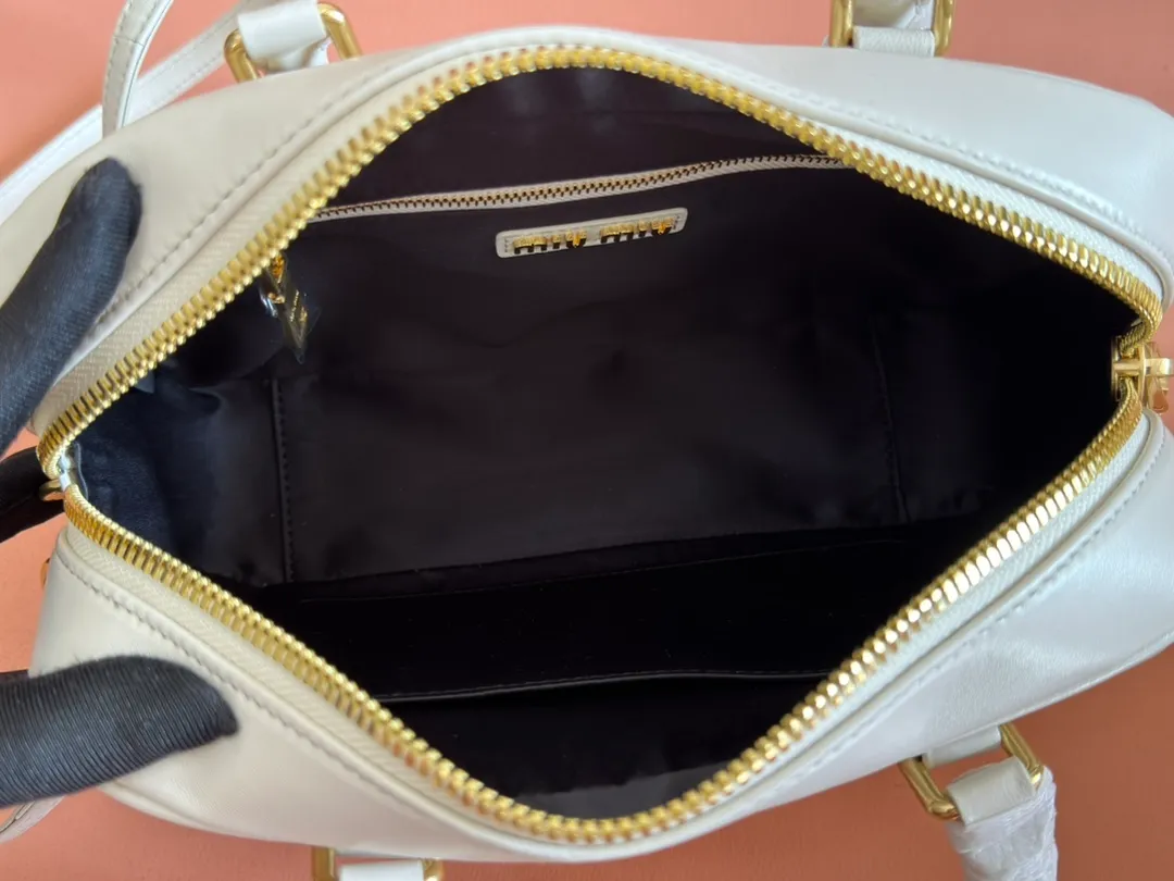 p1900💋💋💋 [Equipped with full set of packaging at the counter, premium hardware original leather] Arcadie Matelasse sheepskin medium bowling handbag/crossbody bag ~ white sheepskin This handbag uses Matelasse technology, and the three-dimensional texture and exquisite texture bring a new interpretation to the classic silhouette. The front letter logo cleverly echoes the metal hardware, and the exquisite workmanship is outstanding, highlighting a highly recognizable classic style. Dynamic and elegant lines with adjustable and detachable shoulder straps present a practical and versatile design with modern charm. ～Detachable and adjustable shoulder strap ～Zipper closure ～Lined with 2 patch pockets ～With foot studs Size: W24×H17×D7.5cm No.: 5BB124