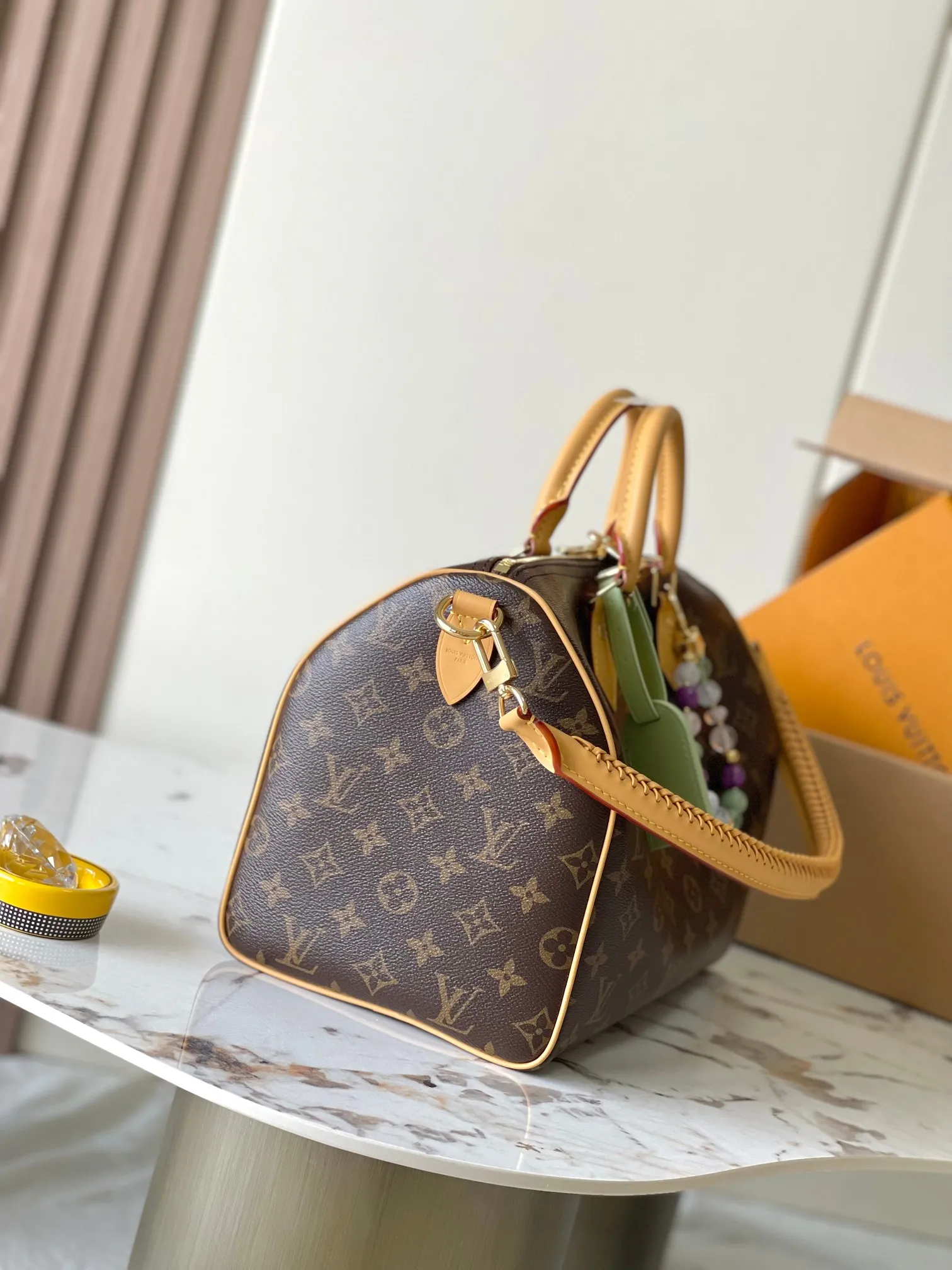 p1940 [Special grade MB163c chip version original leather] SPEEDY SOFT 30 LUCKY handbag Model: M15107 presbyopia Material: A-grade all-steel hardware, imported original fabric Packaging: full set of original duty-free MB packaging Size: 30x21x17cm