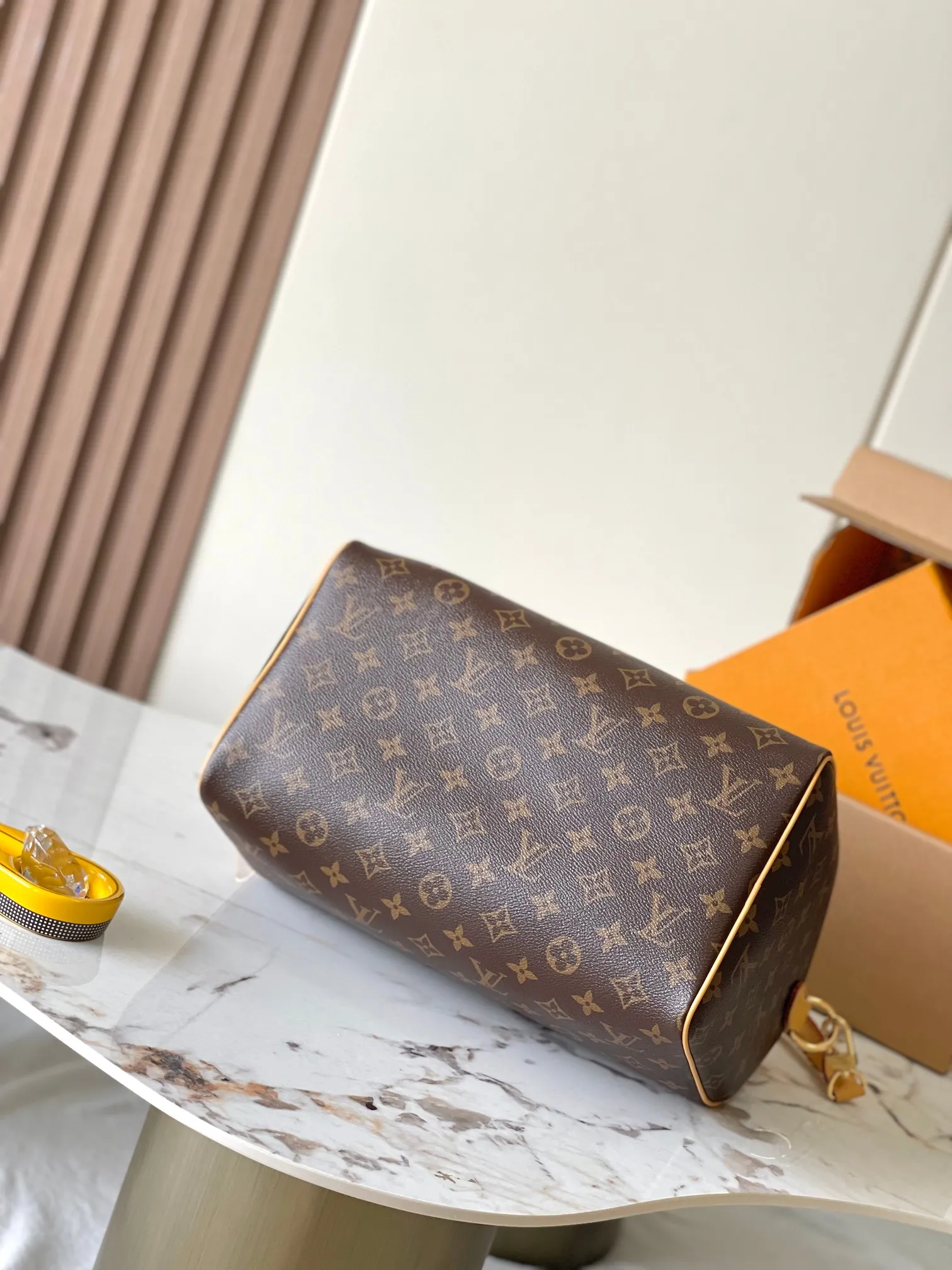 p1940 [Special grade MB163c chip version original leather] SPEEDY SOFT 30 LUCKY handbag Model: M15107 presbyopia Material: A-grade all-steel hardware, imported original fabric Packaging: full set of original duty-free MB packaging Size: 30x21x17cm
