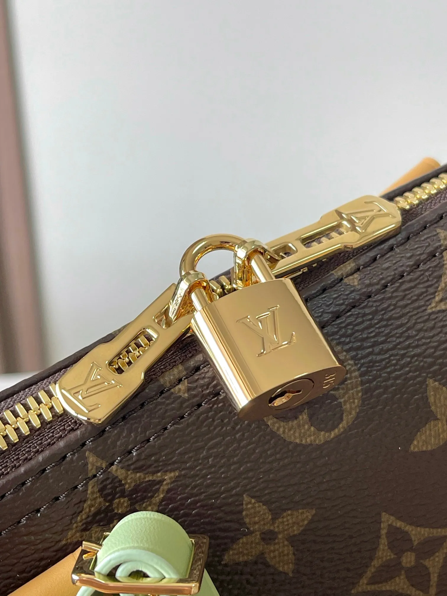 p1940 [Special grade MB163c chip version original leather] SPEEDY SOFT 30 LUCKY handbag Model: M15107 presbyopia Material: A-grade all-steel hardware, imported original fabric Packaging: full set of original duty-free MB packaging Size: 30x21x17cm