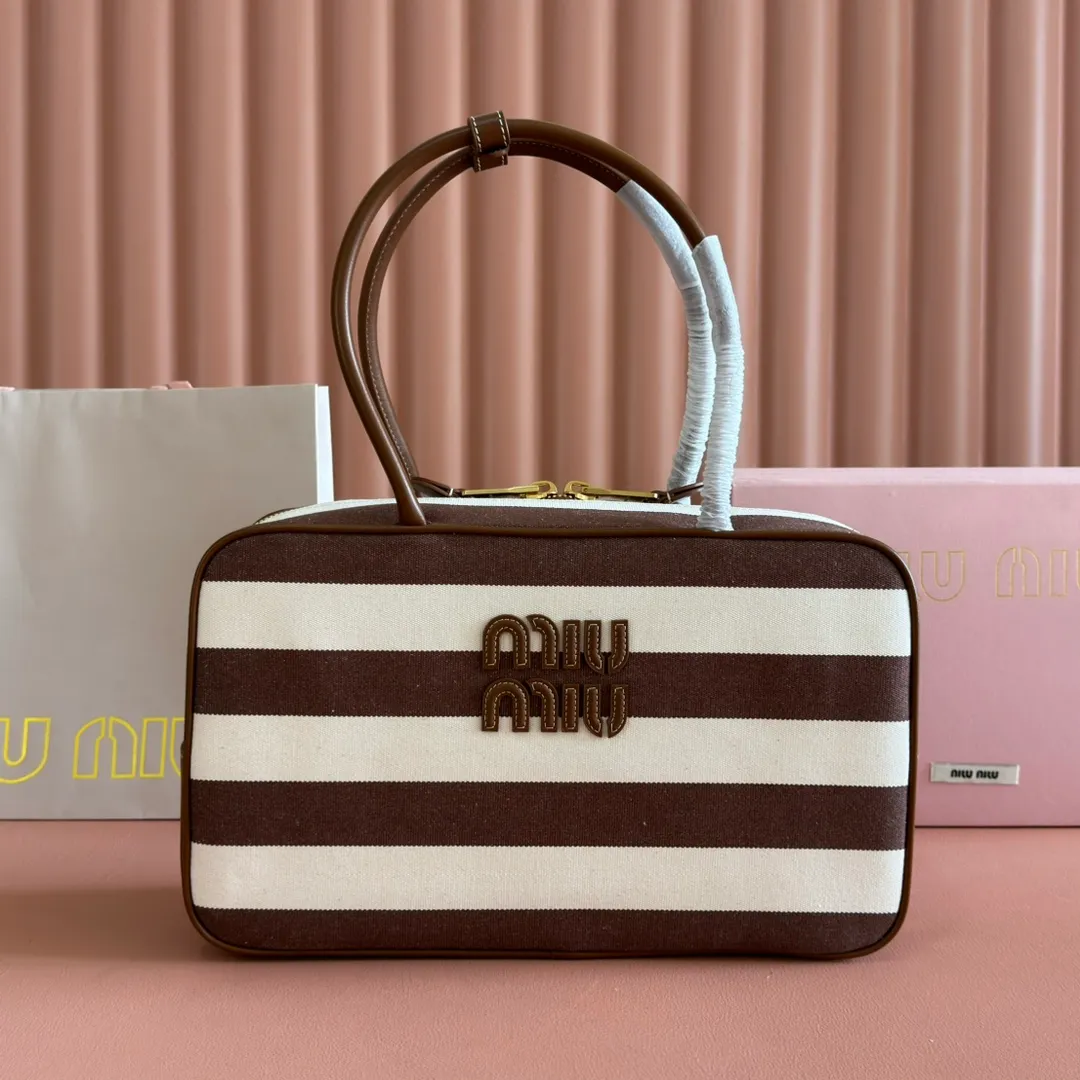 p1600💋💋💋 Equipped with a full set of packaging at the counter [Special grade hardware original leather] Beau denim color-blocked handbag/shoulder bag ~ brown stripe [new version briefcase] This Beau handbag is made of soft and smooth cow leather, with exquisite details such as gold-plated hardware and accessories, and the embossed letter logo highlights the classic style. Size: W34×H23×D10cm No.: _5BB117, 5bb163